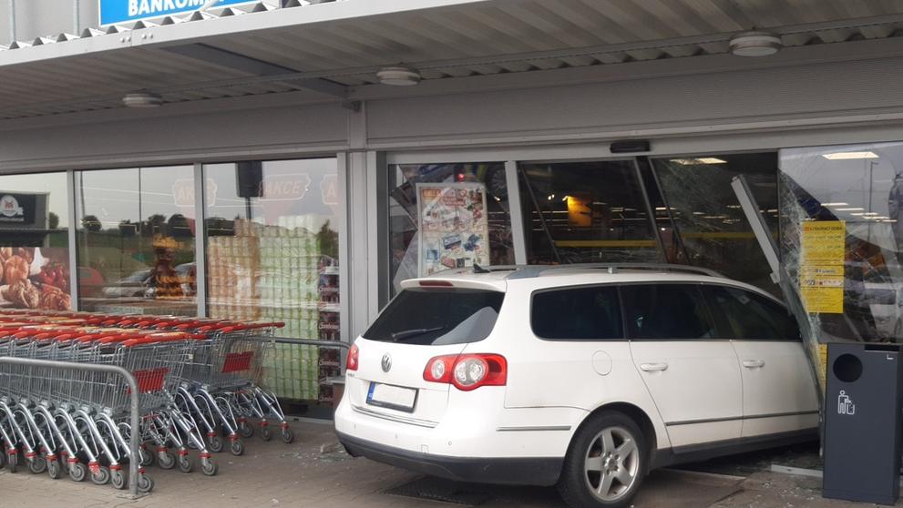 Auto vjelo do supermarketu (1)