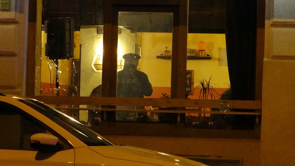 Muž nejprve vystřelil do vzduchu a poté do okna restaurace