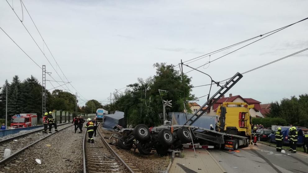 Srážka vlaku s kamionem v pražské Uhříněvsi - 4