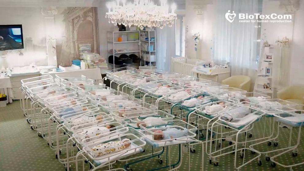 Děti na Ukrajině, které odnosily nahradni matky, čekají kvůli zavřeným hranicím na své rodiče - 3