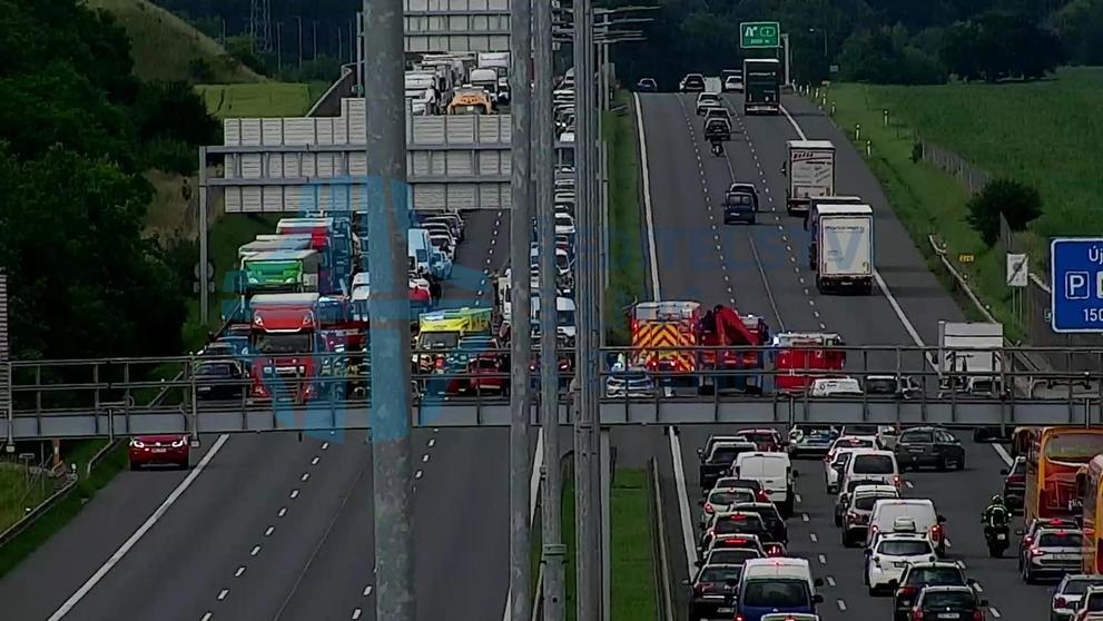 Vážná dopravní nehoda na D1 u Újezdu u Průhonic (1)