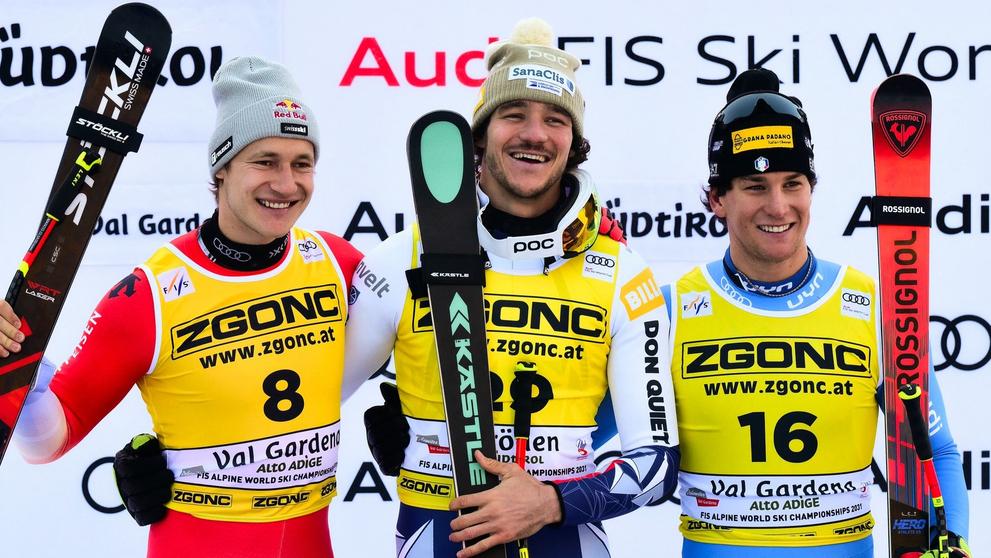 Stupně vítězů: zleva druhý Marco Odermatt, vítěz Jan Zabystřan a třetí Giovanni Franzoni
