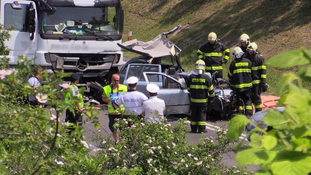 Tragická dopravní nehoda osobního auta kamionu a dodávky na Mělnicku - 3