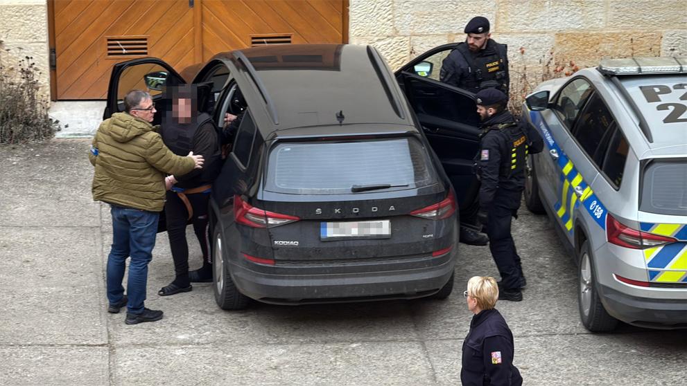 Útočníka z Hradce přivezli k soudu (12)