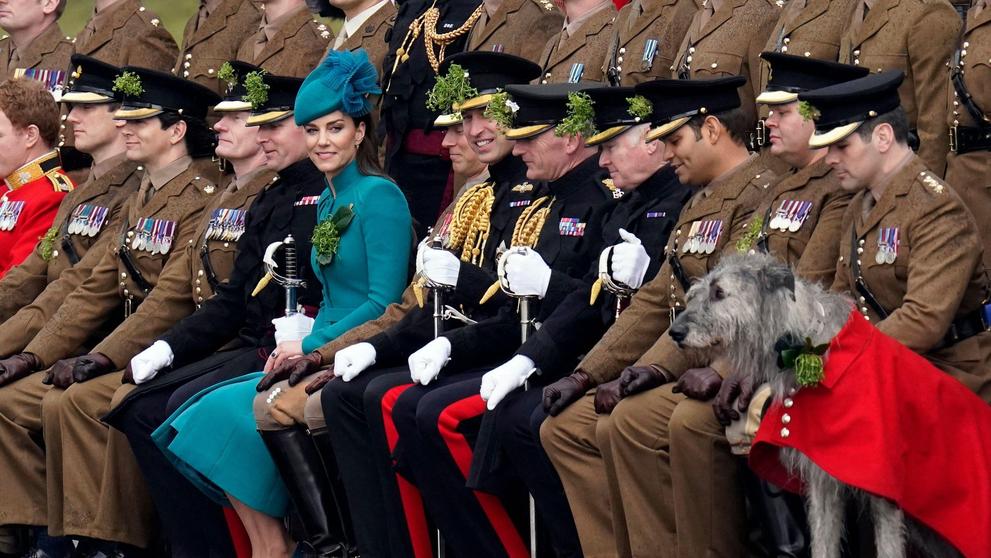 Kate a William na oslavách Dne sv. Patrika s Irskými gardami