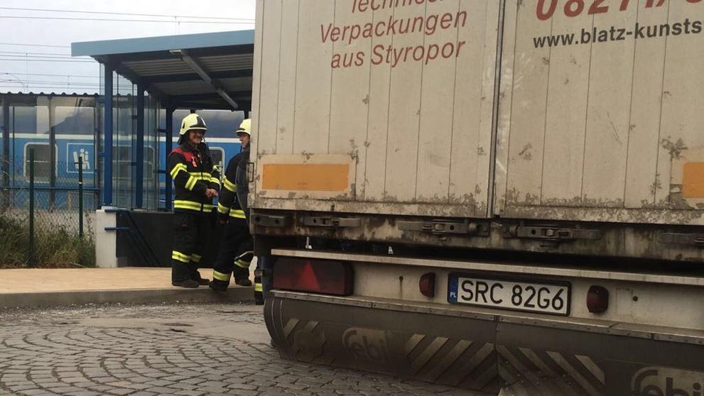 Kamion na kolejích v Úvalech u Prahy - 1