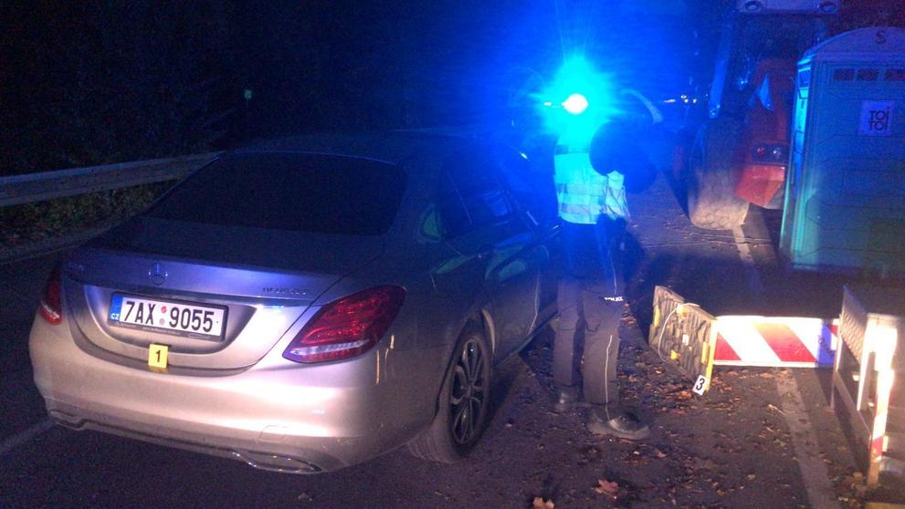 Pronásledovaný řidič vyskočil z auta a uplaval do Vltavě - 6