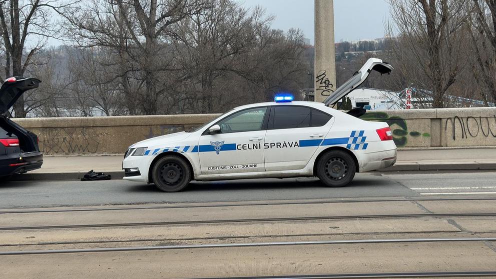 Policejní zásah na pražském Libeňském mostě (1)