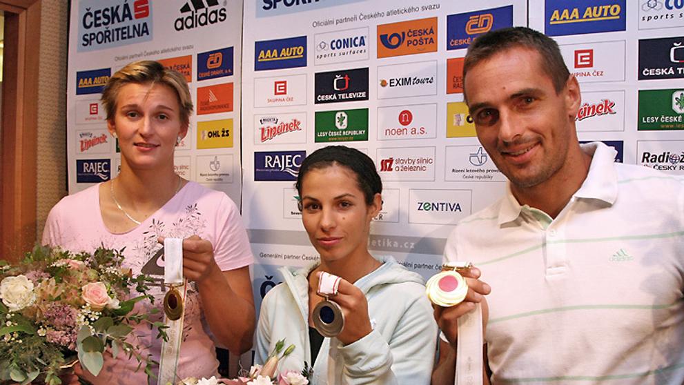 Dvě zlaté a jednu stříbrnou medaili přivezli čeští aleti z Ósaky. 