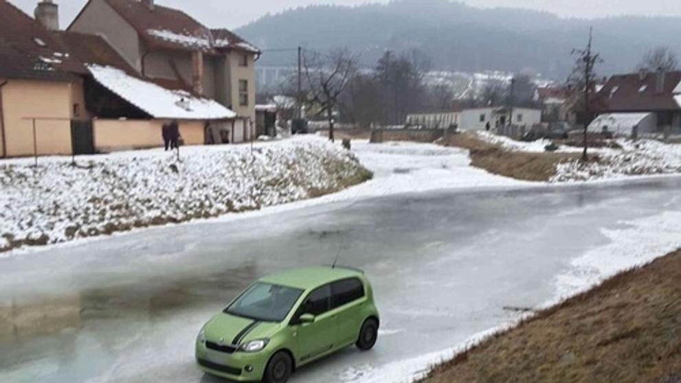 Auto uvízlo na zamrzlé řece - 2