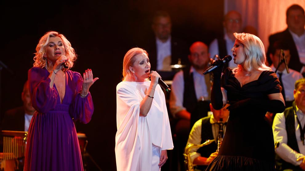 Zleva Leona Machálková, Bára Basiková a Tereza Černochová, 1. 11. 2023