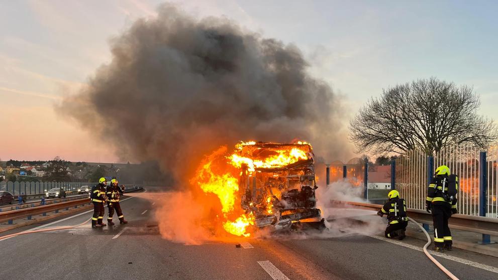 Hořící autobus na silnici I/35 u Chrastavy