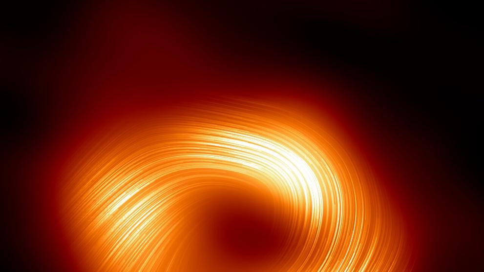 Silná a organizovaná magnetická pole spirálovitě se šířící od okraje supermasivní černé díry Sagittarius A*