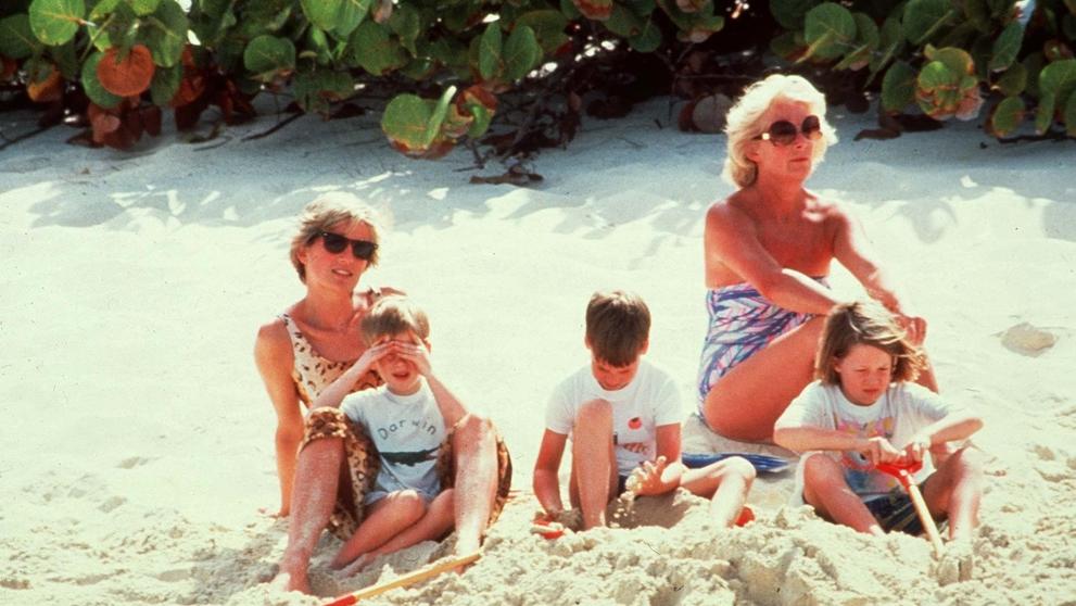 Princezna Diana s princem Harrym, princem Williamem a svou matkou, 15. 6. 1990