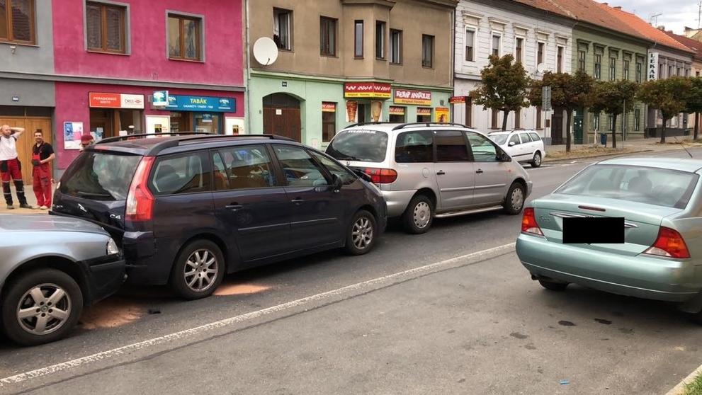 Autobus v Roudnici nad Labem před sebou tlačil několik aut - 3