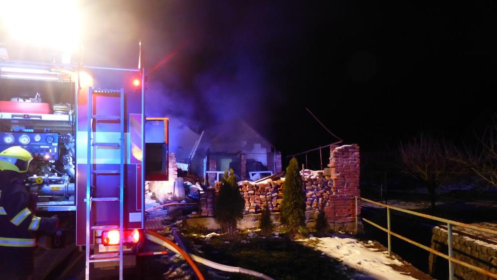 Požár domu v obci Staré Hvězdlice na Vyškovsku (3)