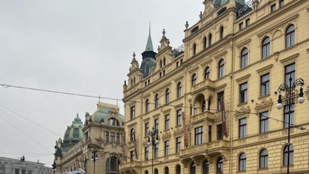 Hromada oblečení na Náměstí Republiky (1)