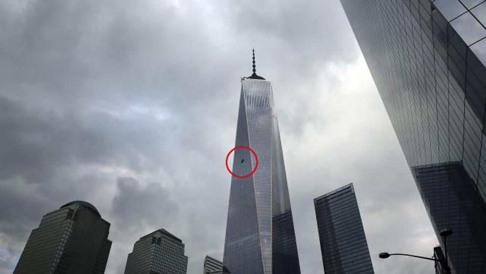 Na mrakodrapu World Trade Center uvízli myči oken - 1
