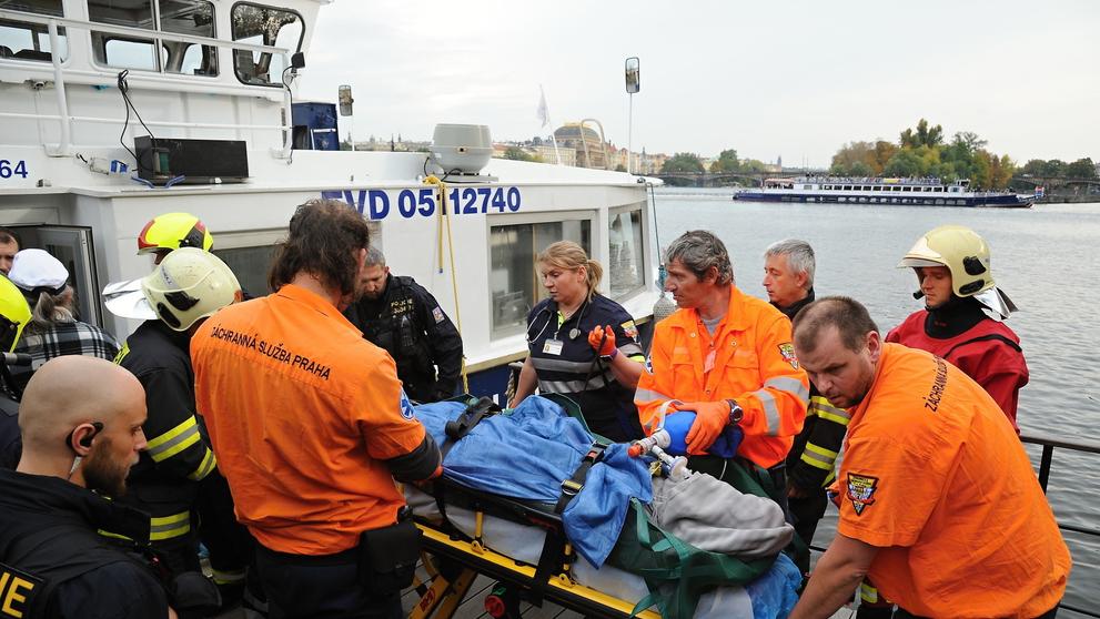 Muž spadl z Karlova mostu do Vltavy - 2