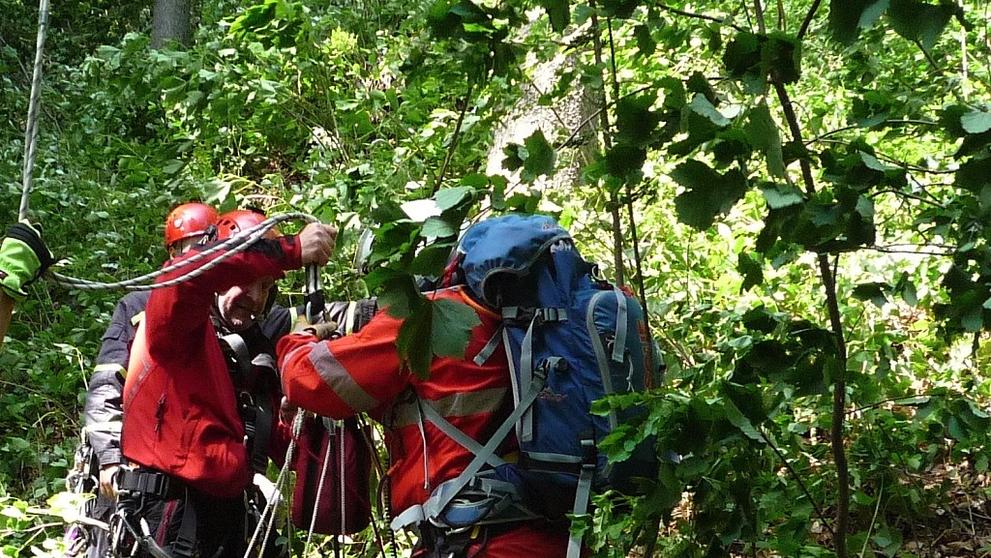 Zříceného paraglidistu zachránili hasiči ze stromu vrtulníkem