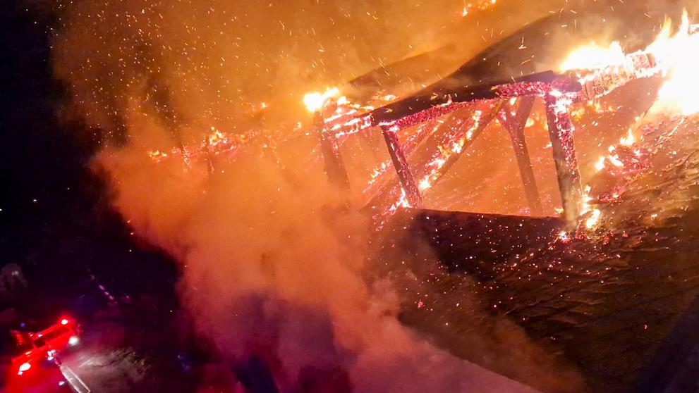 Požár střechy budovy ve Frýdku, 26. 12. 2024 HZS Moravskoslezského kraje (1)