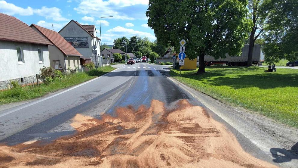 Masivní únik nafty v obci Přísečná na Českokrumlovsku (1)