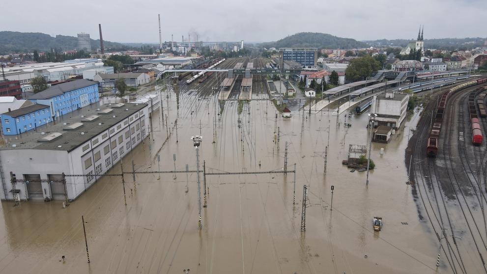 V důsledku rozsáhlých povodní je zastaven provoz na téměř 60 úsecích tratí po celém Česku (3)