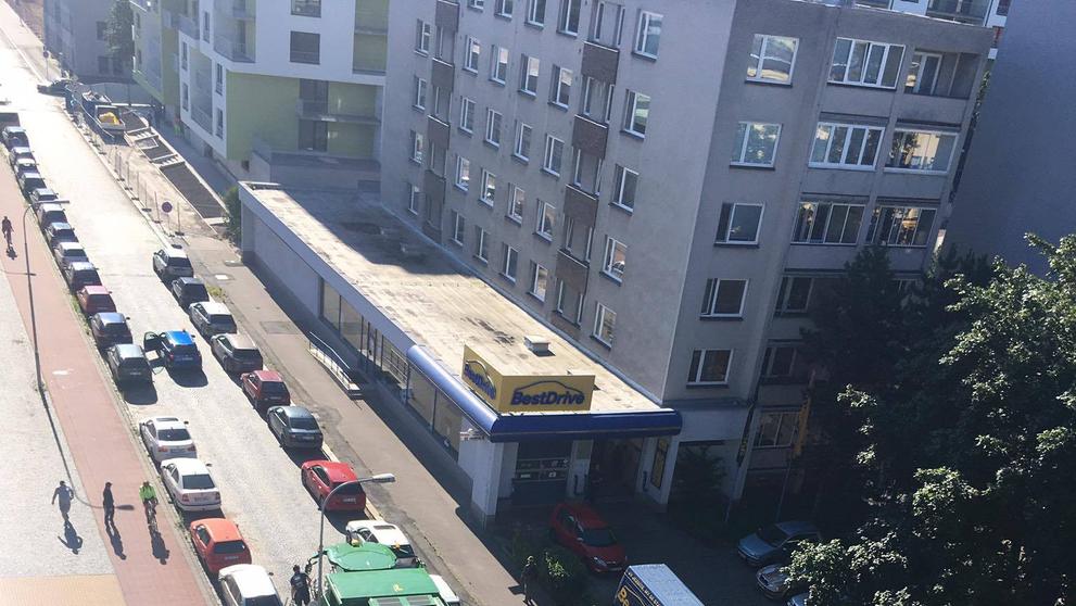 V Pardubicích se zasekl na ulici kombajn - 3