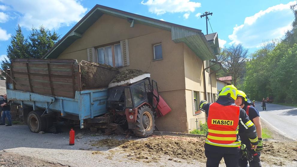Traktor narazil do rodinného domu v Libštátu na Semilsku (2)