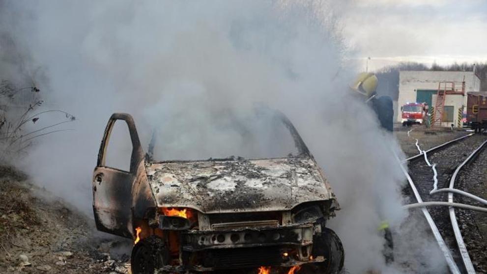 Ukradené auto z kovošrotu uvízlo na kolejích - 1