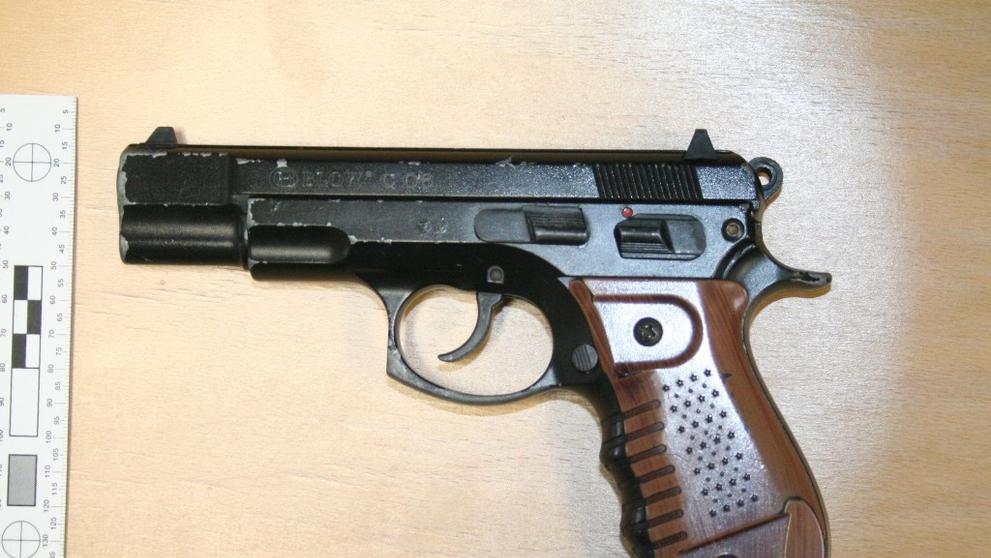 Policisté u zadržených výrobců drog nalezli zbraně