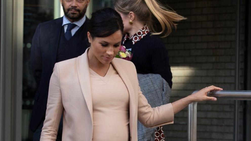 Meghan Markle u londýnského Národního divadla