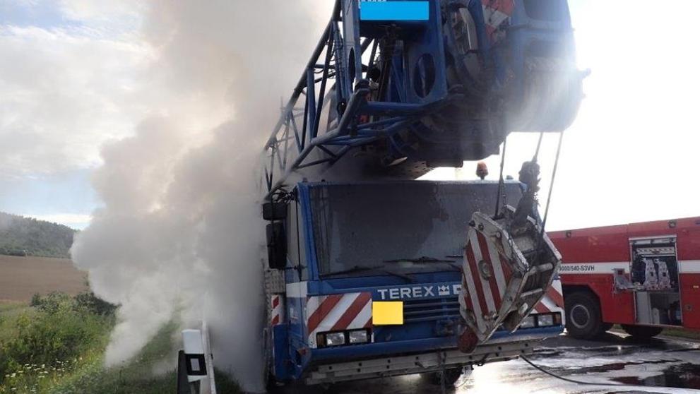 Požár autojeřábu na dálnici D5