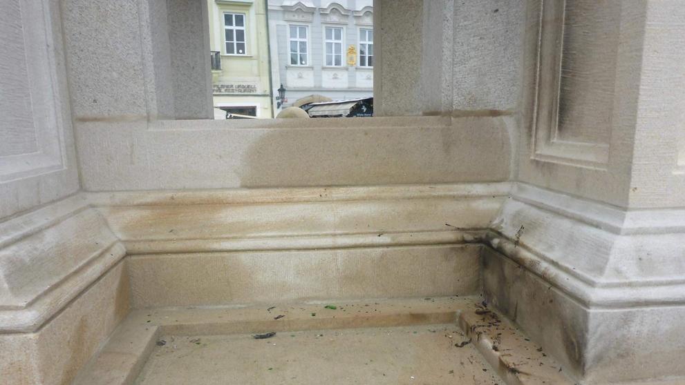 Žhářský útok na Mariánský sloup - 1