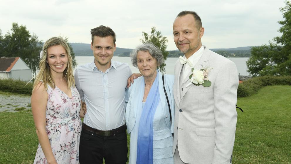 Petr Hradil (Rajchert) s rodinou na své svatbě, 18. 7. 2021