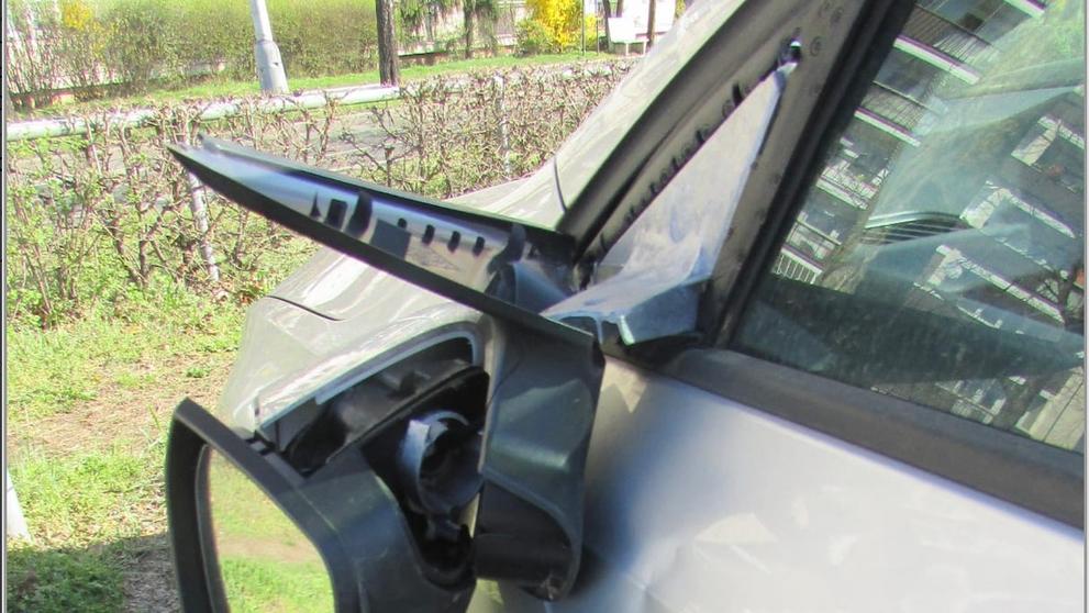 Vandal poničil zhruba dvacet aut - 11
