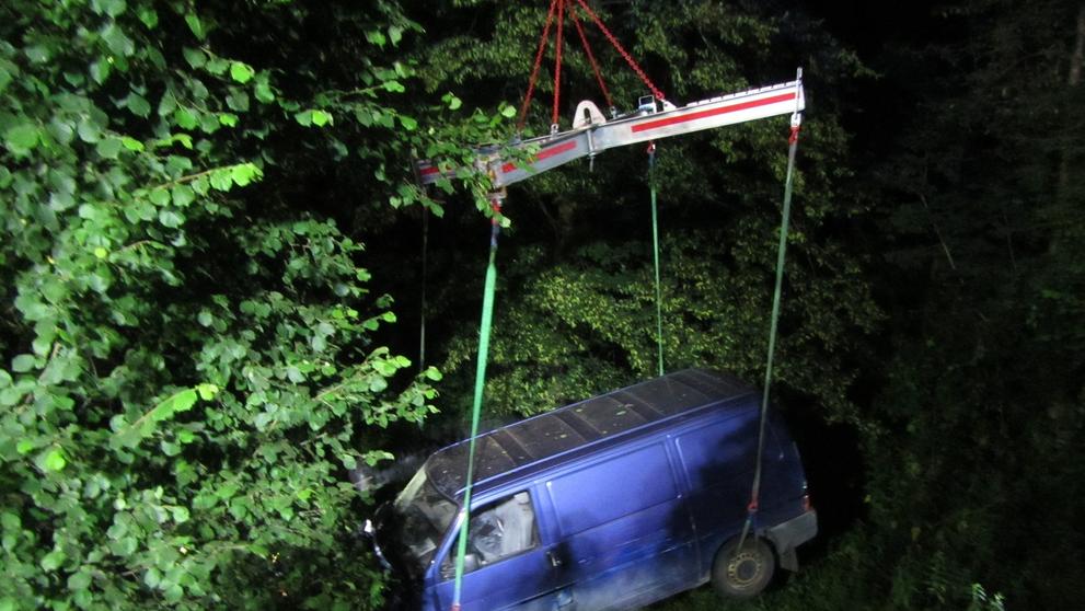 Dodávka na Zlínsku při nehodě sjela ze srázu do potoka - 5
