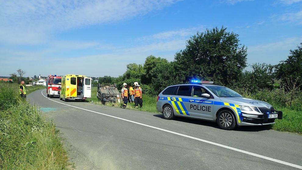 Auto skončilo na střeše - 2