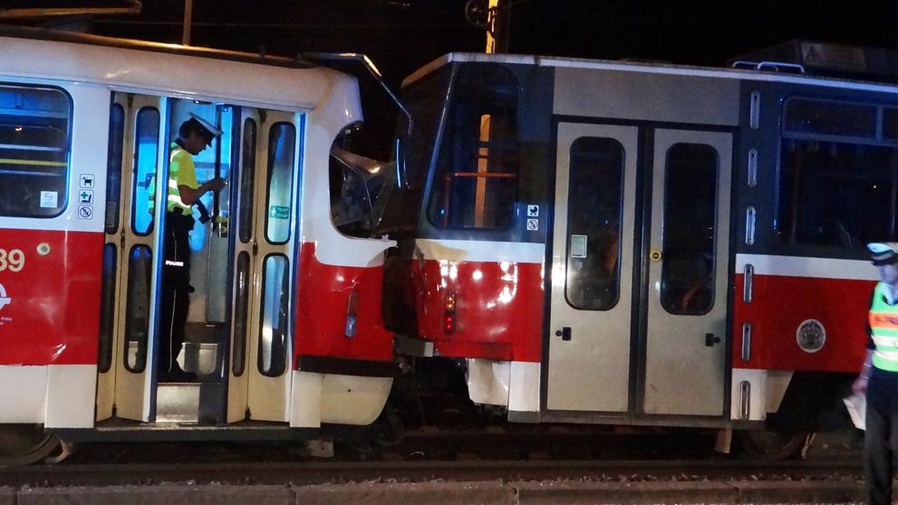 Tramvaje v sobě zůstaly zaklíněné, zranění utrpěl jen řidič ve zničené kabině