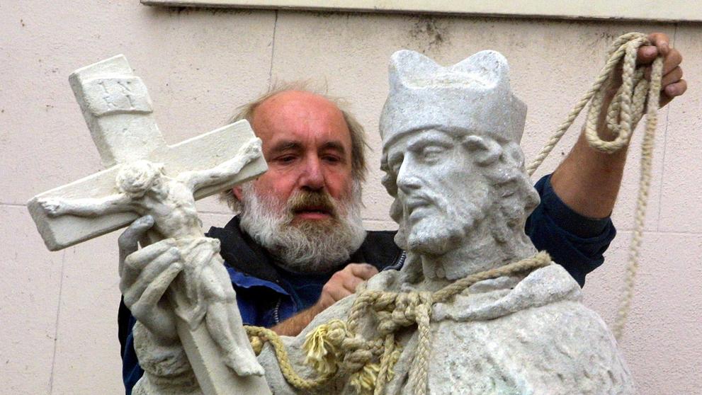 Sochař Ivan Tlášek instaluje opravenou sochu sv. Jana Nepomuckého na českobudějovickém Senovážném náměstí. (29. 11. 2004)