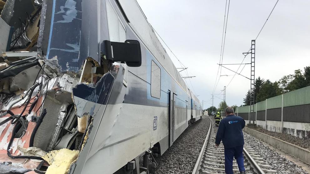 Srážka vlaku s kamionem v pražské Uhříněvsi - 3