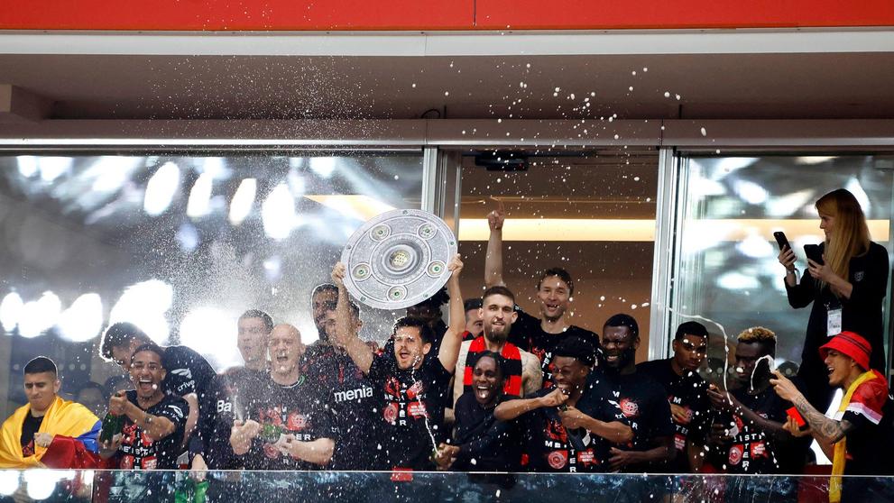 Fotbalisté Leverkusenu s trofejí