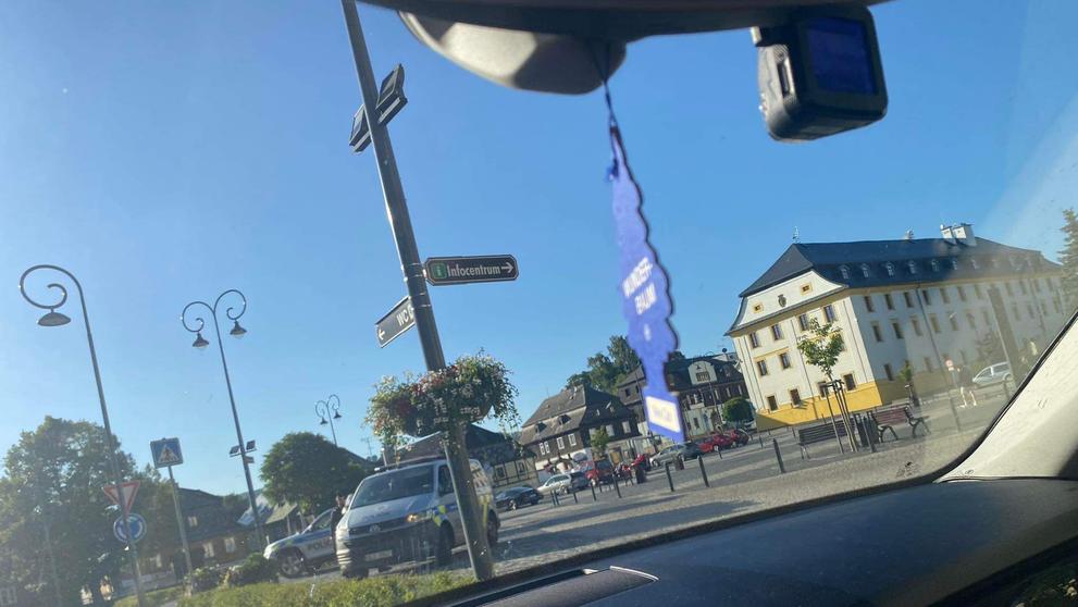 Útok tyčemi a srocování lidí před policejní služebnou v Novém Boru