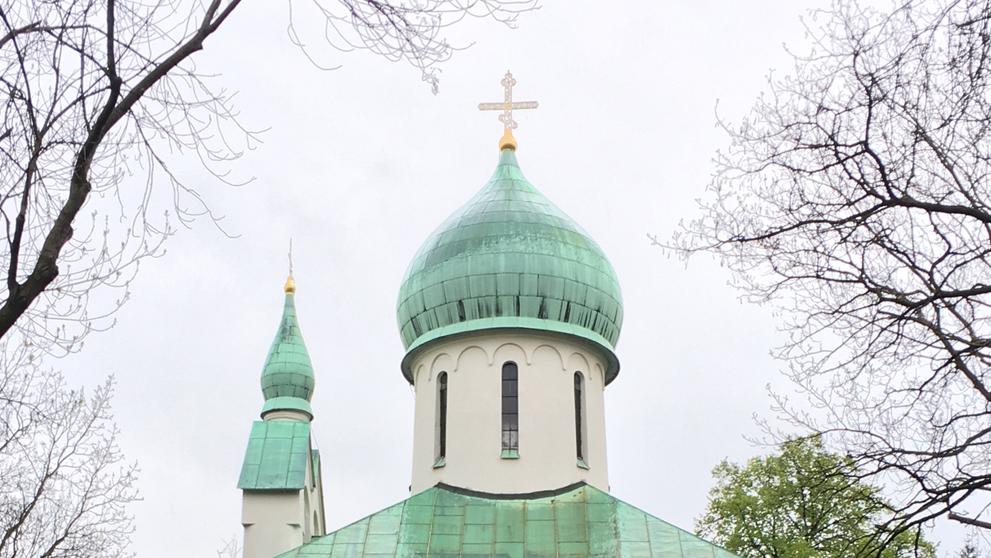 Posprejovaný kostel na Olšanech