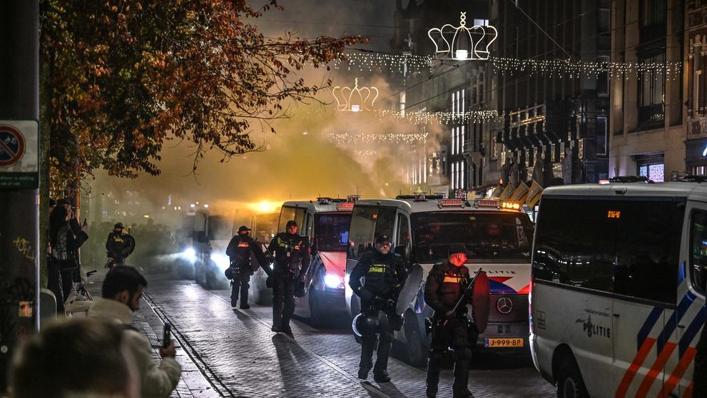 Izraelští fotbaloví fanoušci čelili sérii útoků v centru Amsterdamu (2)