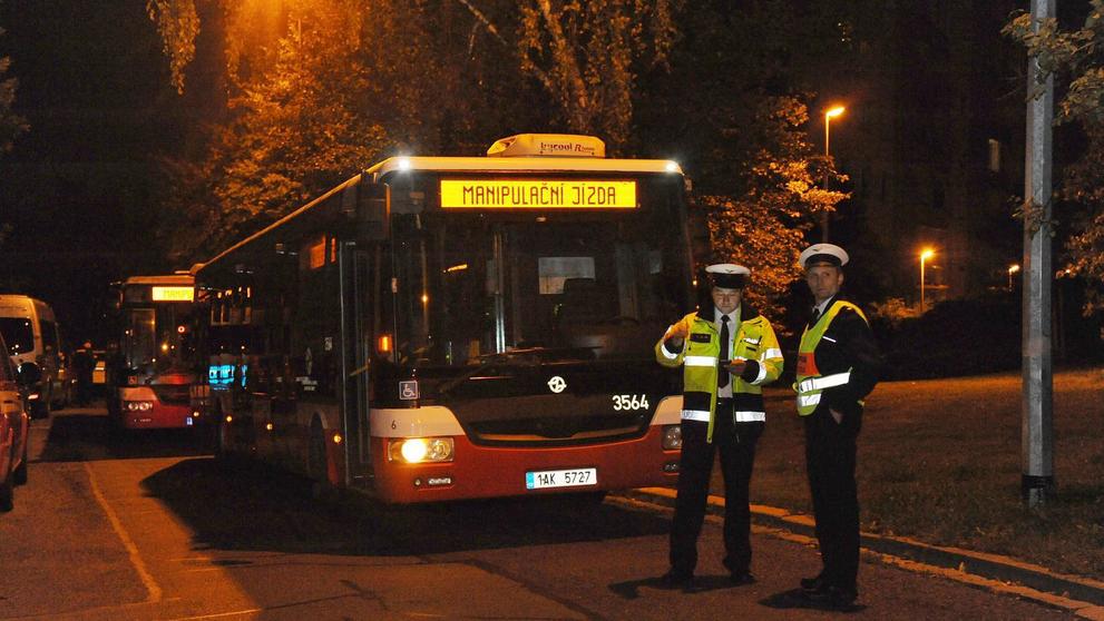 Policisté a hasiči museli evakuovat celý panelákový vchod