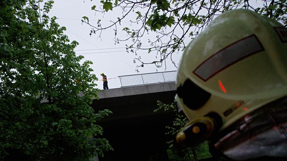 Auto po nehodě v Ostravě prorazilo zábradlí a spadlo z mostu - 6