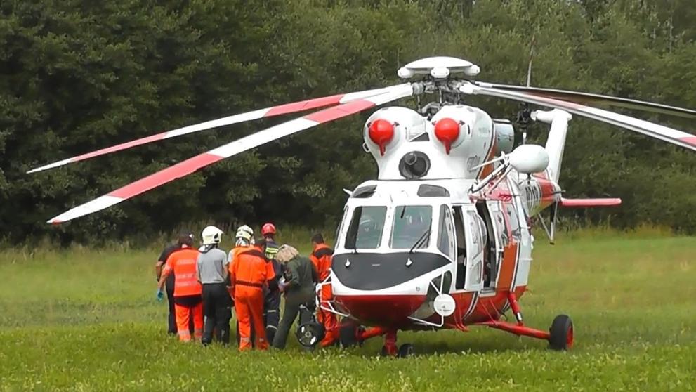 Parašutiska dopadla na střechu domu - 1