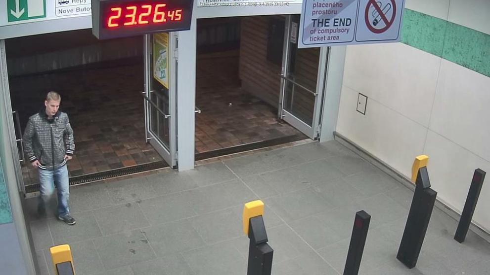 Pátrání po muži, který je podezřelý z napadení dívky v metru. - 1