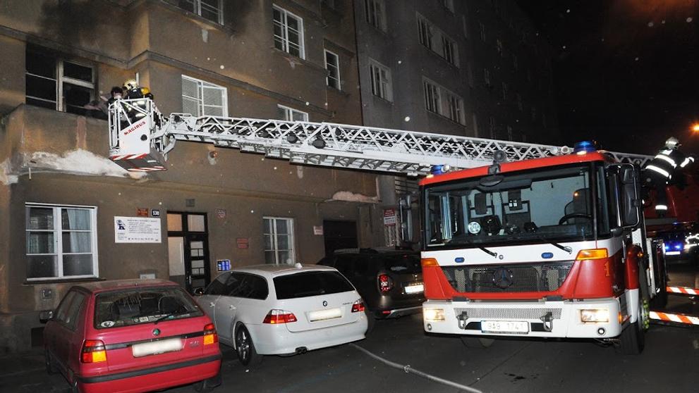 Hasiči museli evakuovat 12 nájemníků, dva plošinou